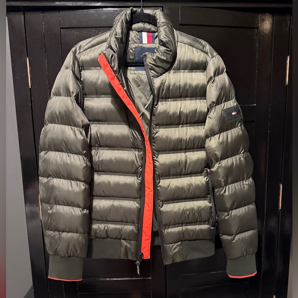 Tommy Hilfiger puffer jacket like new condition worn once! Can be unisex.